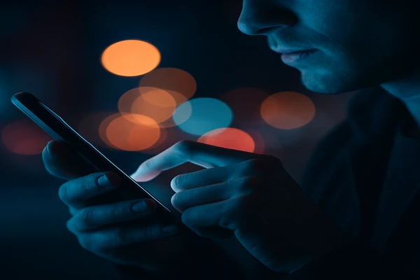 আলোকিত ও ঝলমলে গেমিং প্ল্যাটফর্মের থিমে একটি চমৎকার ভিজ্যুয়াল যা আধুনিক গেমিং জগতের প্রতিচ্ছবি